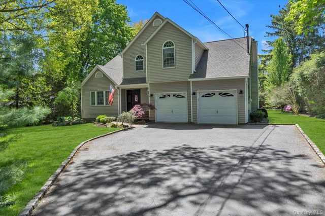 17 Claire Avenue, Huntington Station, NY 11746