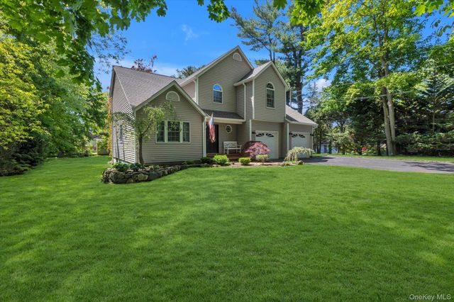17 Claire Avenue, Huntington Station, NY 11746