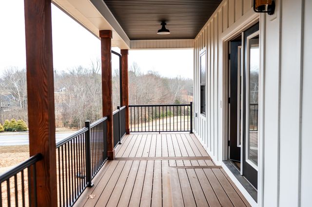 101 Spyglass LN, Huddleston, VA 24104