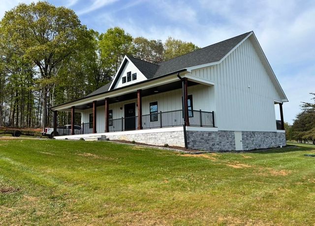 101 Spyglass LN, Huddleston, VA 24104