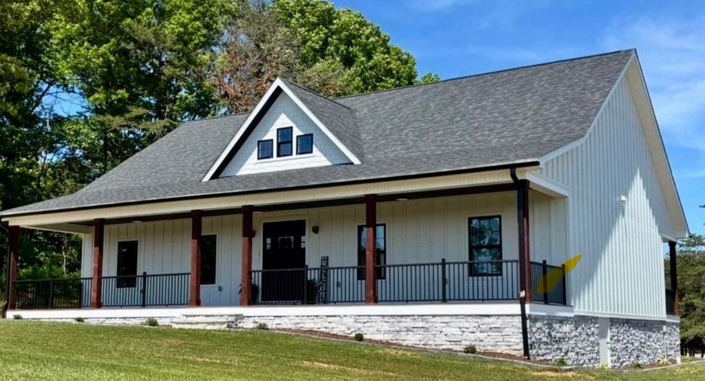 101 Spyglass LN, Huddleston, VA 24104
