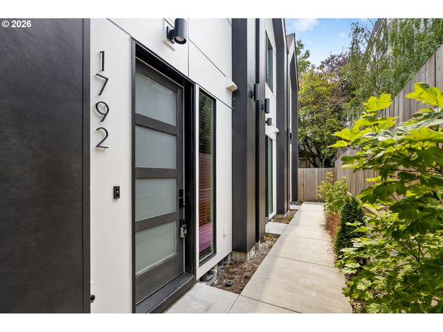 1792 Se SPOKANE St, Portland, OR 97202