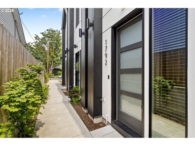 1792 Se SPOKANE St, Portland, OR 97202