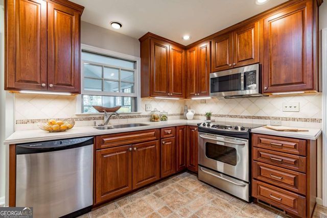 2711 Shetland Drive, Decatur, GA 30033