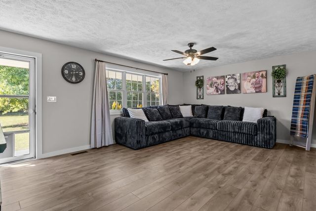 365 Little Benton Rd, Mansfield, TN 38236