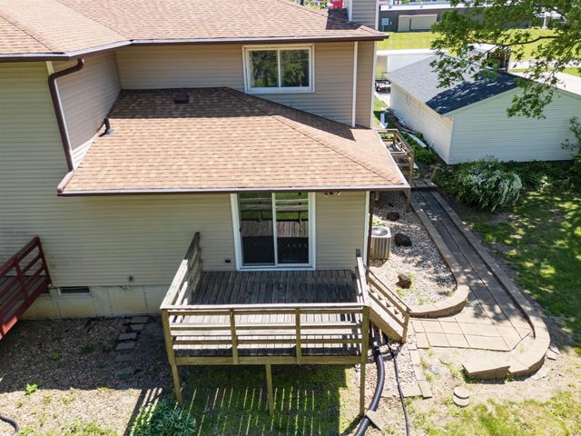2122 Bicentennial Drive, Cedar Falls, IA 50613
