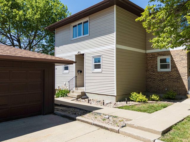 2122 Bicentennial Drive, Cedar Falls, IA 50613