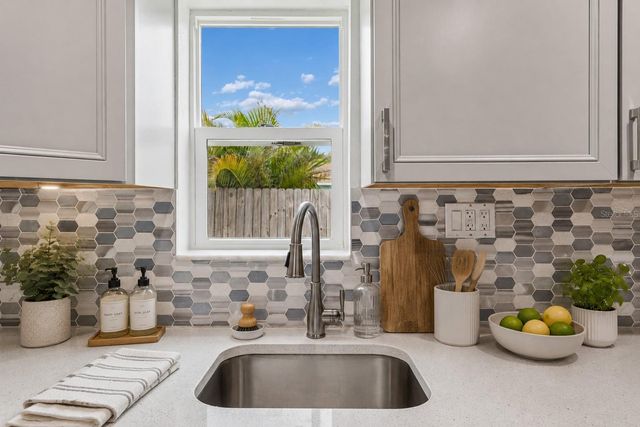 205 2ND AVENUE NW, Largo, FL 33770