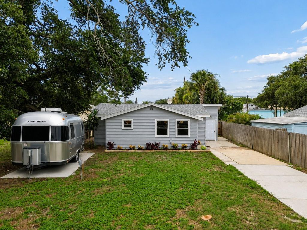 205 2ND AVENUE NW, Largo, FL 33770