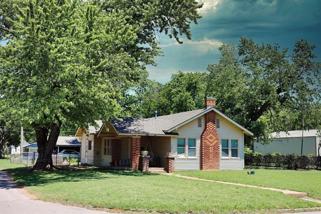 Image 1 of property listing at 1323 W 2nd Street, Elk City, OK 73644