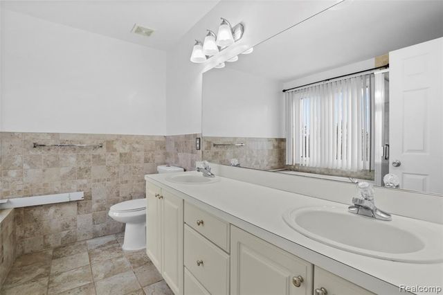 3041 Courtfield Drive, Rochester Hills, MI 48309