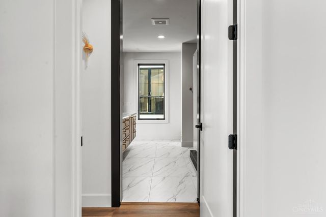 2942 Three Oaks Lane, Cincinnati, OH 45209