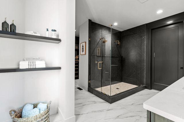 2942 Three Oaks Lane, Cincinnati, OH 45209