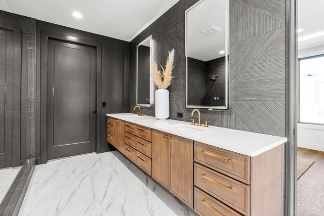 2942 Three Oaks Lane, Cincinnati, OH 45209