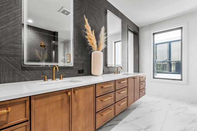 2942 Three Oaks Lane, Cincinnati, OH 45209