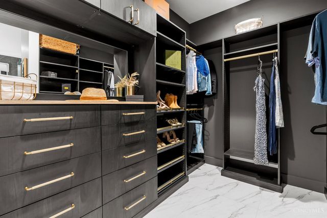 2942 Three Oaks Lane, Cincinnati, OH 45209