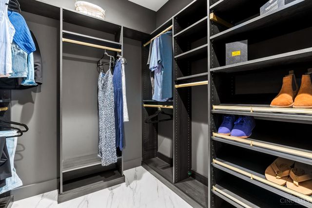 2942 Three Oaks Lane, Cincinnati, OH 45209