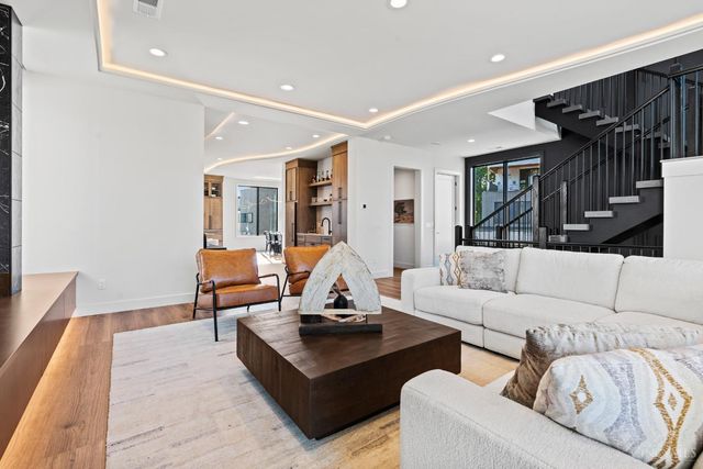 2942 Three Oaks Lane, Cincinnati, OH 45209