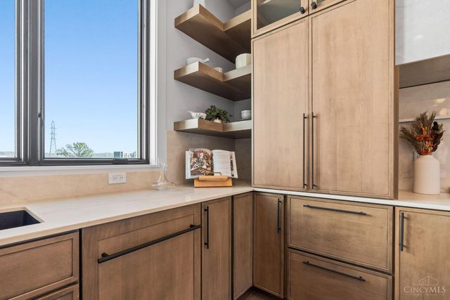 2942 Three Oaks Lane, Cincinnati, OH 45209