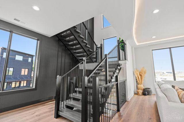 2942 Three Oaks Lane, Cincinnati, OH 45209