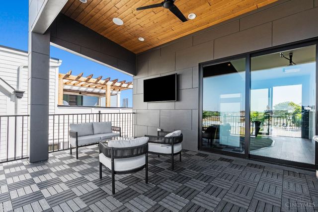 2942 Three Oaks Lane, Cincinnati, OH 45209