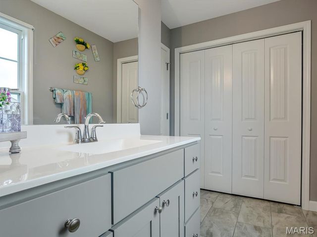 1050 Creekside Drive, Waterloo, IL 62298