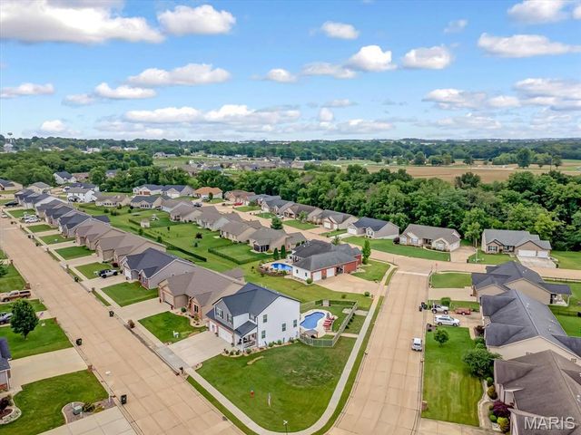 1050 Creekside Drive, Waterloo, IL 62298