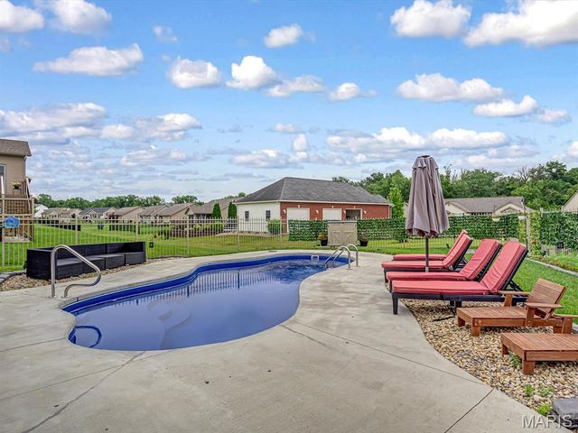1050 Creekside Drive, Waterloo, IL 62298