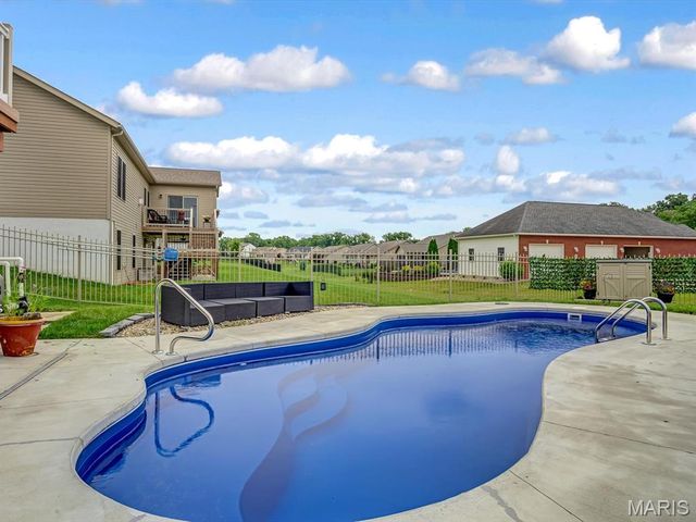 1050 Creekside Drive, Waterloo, IL 62298