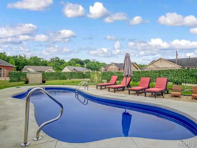 1050 Creekside Drive, Waterloo, IL 62298