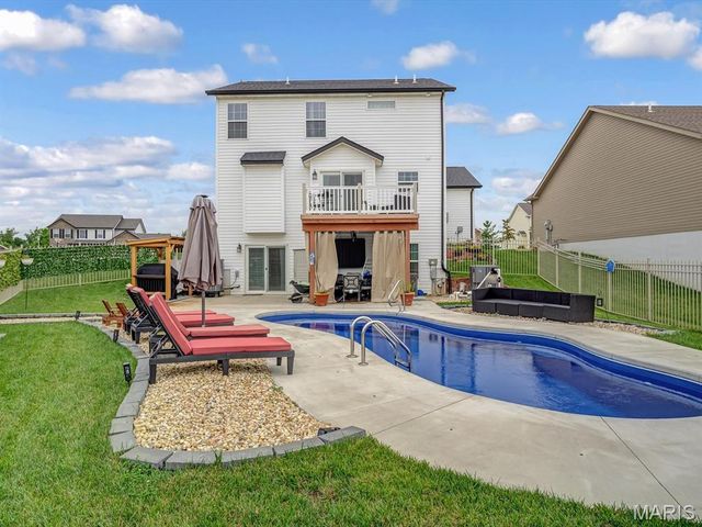 1050 Creekside Drive, Waterloo, IL 62298