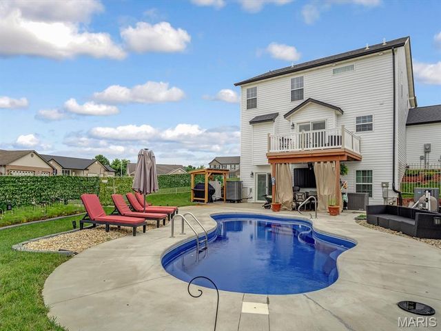 1050 Creekside Drive, Waterloo, IL 62298