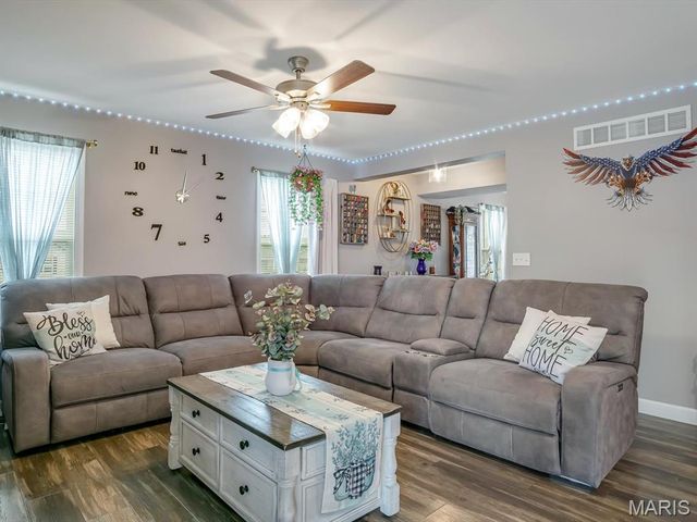 1050 Creekside Drive, Waterloo, IL 62298