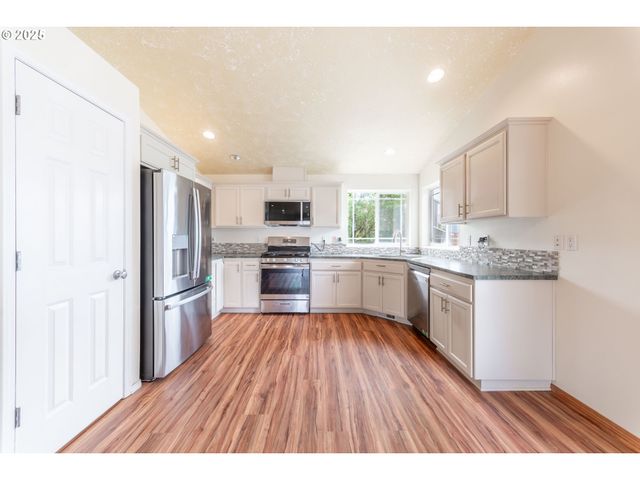 37455 EMERALD CASCADE St, Sandy, OR 97055
