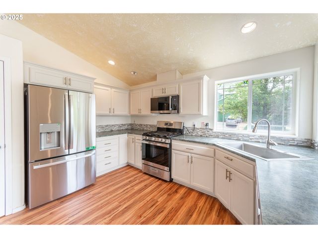 37455 EMERALD CASCADE St, Sandy, OR 97055
