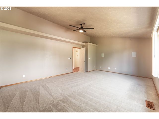 37455 EMERALD CASCADE St, Sandy, OR 97055