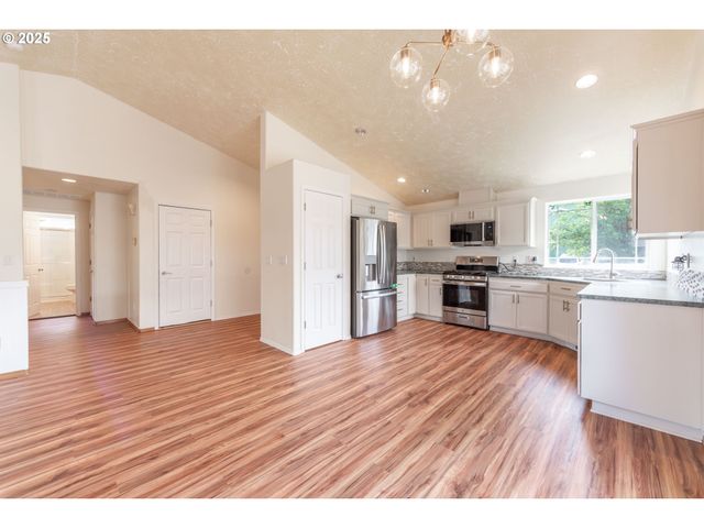 37455 EMERALD CASCADE St, Sandy, OR 97055