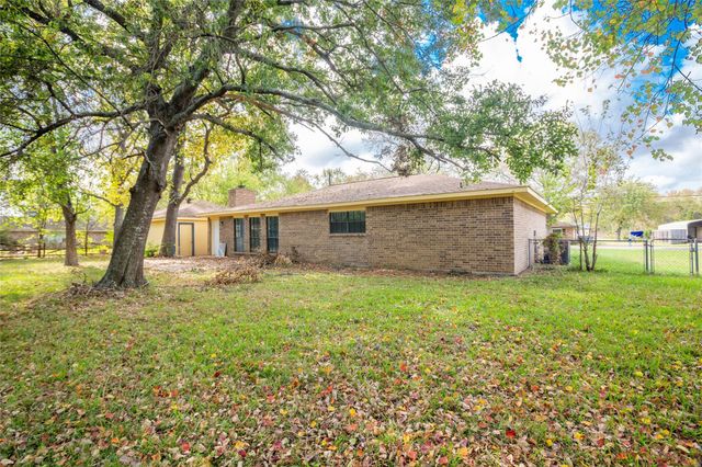 102 Sue Lane, Highlands, TX 77562