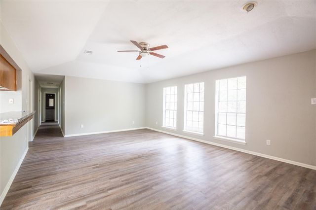 102 Sue Lane, Highlands, TX 77562