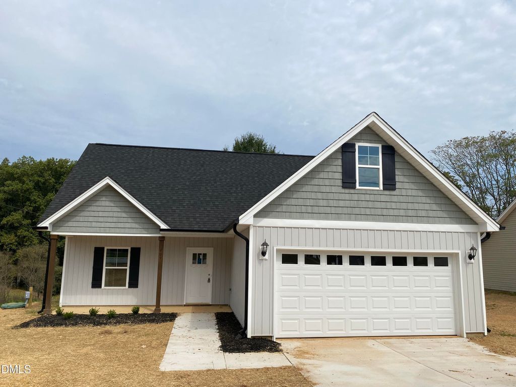 409 E Lee Avenue, Yadkinville, NC 27055