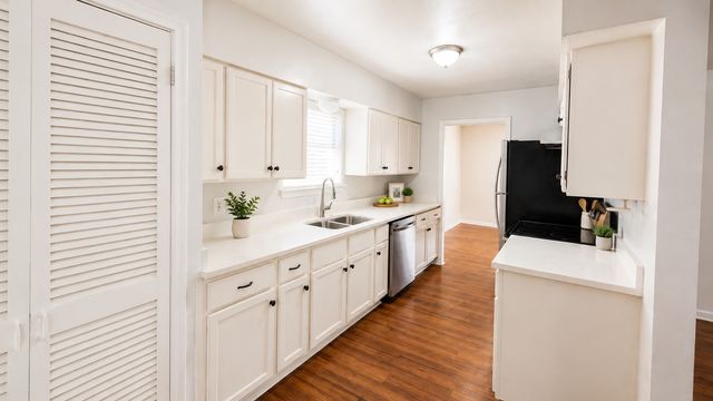 946 Highland Oaks Drive, Dallas, TX 75232