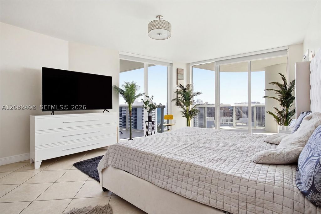 Image 13 of property listing at 1850 S Ocean Dr 2305, Hallandale Beach, FL 33009