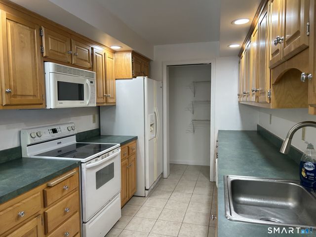 27 Rollingwood Drive 27, Brookfield, CT 06804