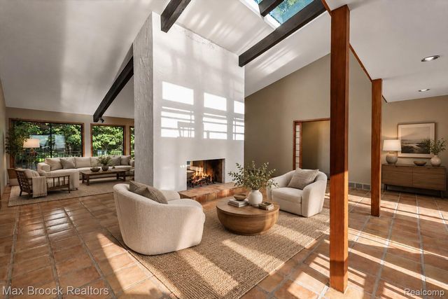 1211 Kensington Road, Bloomfield Hills, MI 48304