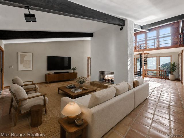 1211 Kensington Road, Bloomfield Hills, MI 48304