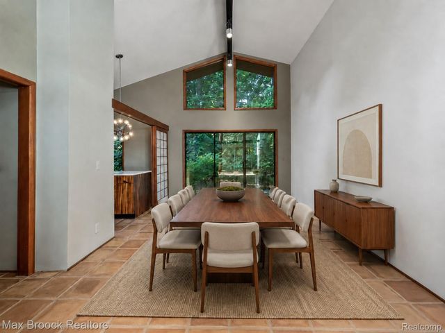 1211 Kensington Road, Bloomfield Hills, MI 48304
