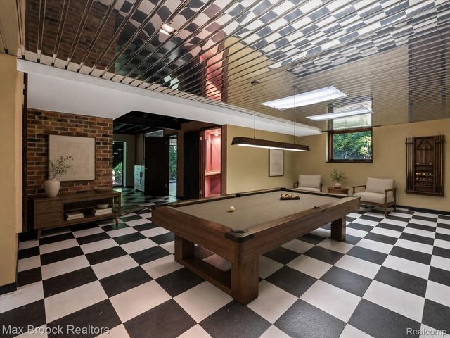1211 Kensington Road, Bloomfield Hills, MI 48304