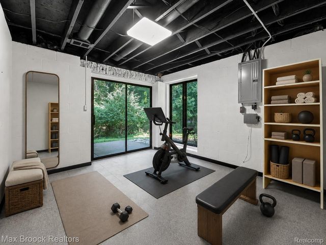 1211 Kensington Road, Bloomfield Hills, MI 48304
