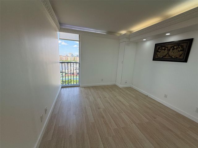 19707 Turnberry Way 8D, Miami, FL 33180