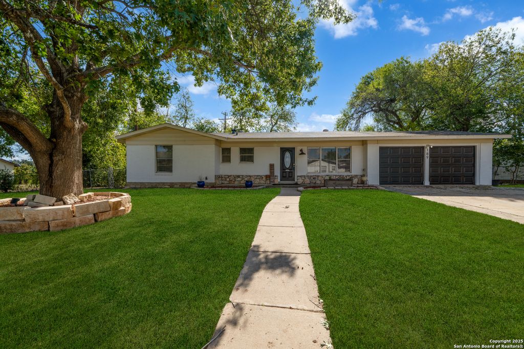 189 National Blvd, Universal City, TX 78148